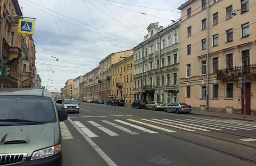 Admiralteyskiy Apartment | Art Studio Happy Color: Relax with a Hot Tub Experience