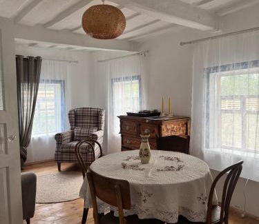 Moshny House | Budget-Friendly Бабусина хатка: 9.8 Guest Rated with Pets Allowed
