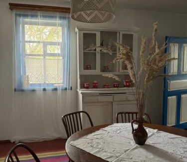 Moshny House | Budget-Friendly Бабусина хатка: 9.8 Guest Rated with Pets Allowed