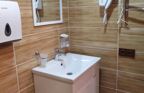 Sviatohirsk Hotel | Discover База отдыха ШАЛЕ: Pet-Friendly Getaway with Hot Tub