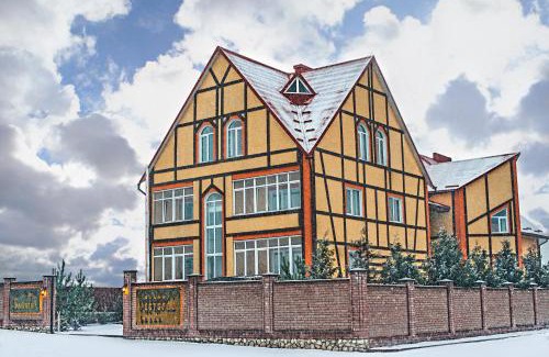 Ternopil Hotel | Explore Байків: Family-Friendly Stay with Private Pool