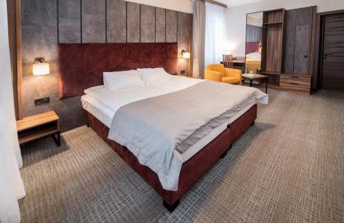 Ternopil Hotel | Explore Байків: Family-Friendly Stay with Private Pool