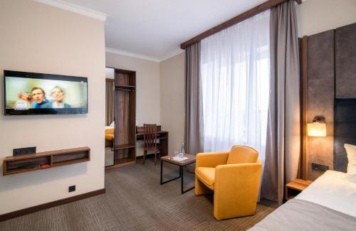 Ternopil Hotel | Explore Байків: Family-Friendly Stay with Private Pool