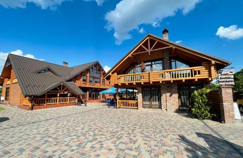Vinnichki Hotel | Comfortable Stay at Батярський Двір with Pool & Hot Tub