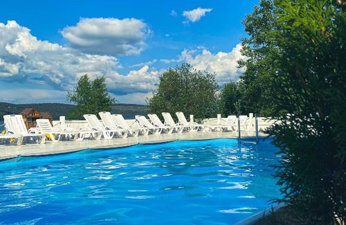 Bratsk Ski Chalet | Beliy Bereg: Family-Friendly Stay with Pool & Breakfast