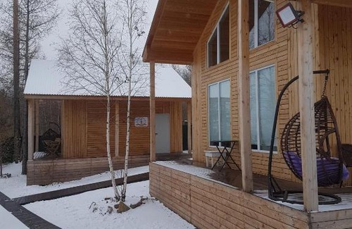 Bratsk Ski Chalet | Beliy Bereg: Family-Friendly Stay with Pool & Breakfast