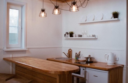 Bratsk Ski Chalet | Beliy Bereg: Family-Friendly Stay with Pool & Breakfast