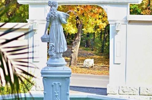Haskovo Hotel | Inviting Hotel History: Oceanfront Retreat with Pool & More