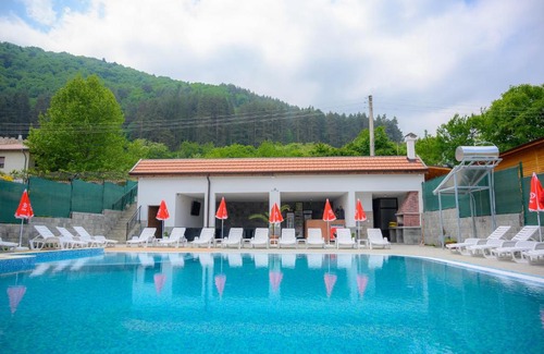 Sapareva Banya House | Discover Comfort at Вила Влахов with Pool & Breakfast