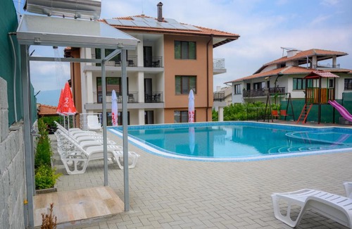 Sapareva Banya House | Discover Comfort at Вила Влахов with Pool & Breakfast