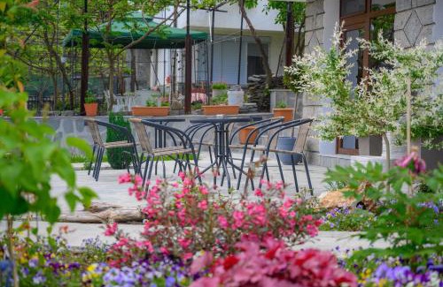 Sapareva Banya House | Discover Comfort at Вила Влахов with Pool & Breakfast