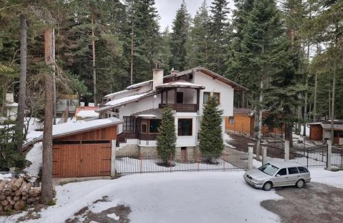 Tsigov Chark House | Discover Вила Пенчеви: Family-Friendly Getaway at 9.8/10