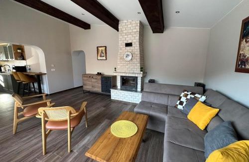 Dobrinishte Villa | Vila Rafaela-Martina: Family-Friendly Retreat with Hot Tub