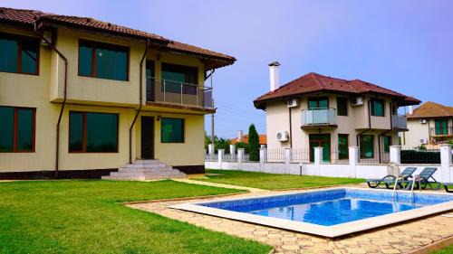 Rusalka House | Cozy Oceanfront Retreat at Villa Rosa with Pool Access