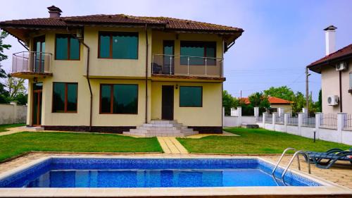 Rusalka House | Cozy Oceanfront Retreat at Villa Rosa with Pool Access