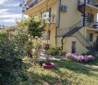 Sinemoretz House | Cozy Villa Sirius: Pet-Friendly Stay with Pool & Kitchen