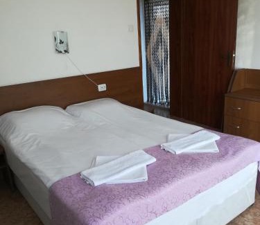 Sinemoretz House | Cozy Villa Sirius: Pet-Friendly Stay with Pool & Kitchen