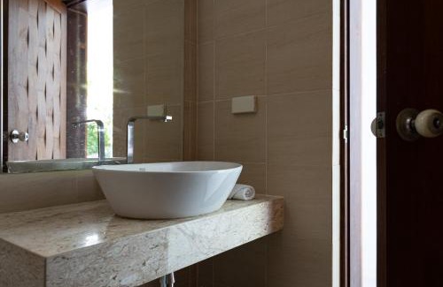 Maret Villa | Oceanfront Villa Vista Del Mare with Hot Tub & Pool