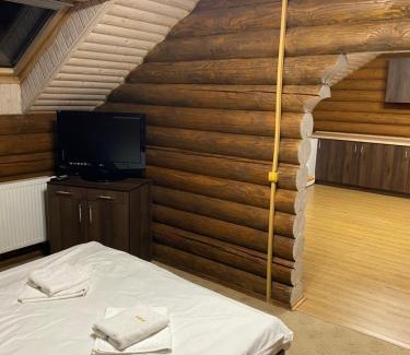 Nyzhnje Selyshche Hotel | Ocean View Escape at Візит with Pool and Breakfast