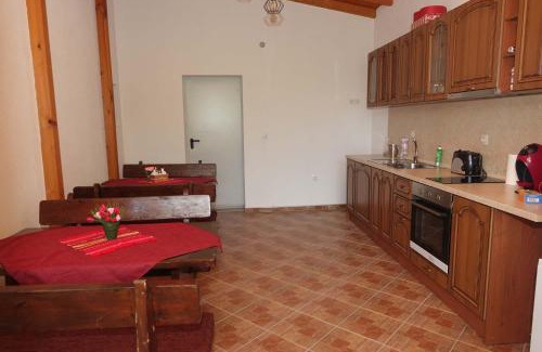 Devin House | Forest Retreat: Guest Rated 9/10 with Family-Friendly Amenities