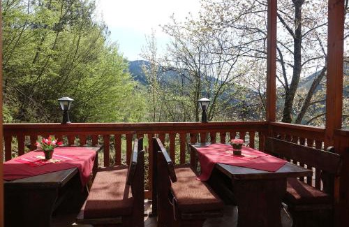 Devin House | Forest Retreat: Guest Rated 9/10 with Family-Friendly Amenities
