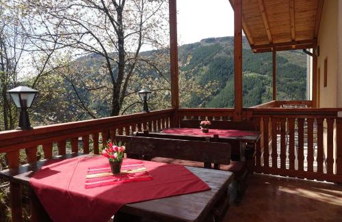 Devin House | Forest Retreat: Guest Rated 9/10 with Family-Friendly Amenities