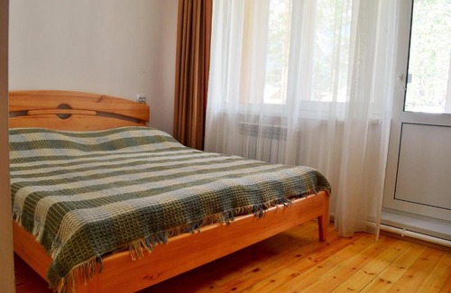 Arshan House | Cozy Guesthouse 860: Pet-Friendly Retreat with Kitchen