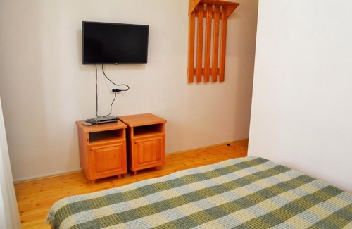 Arshan House | Cozy Guesthouse 860: Pet-Friendly Retreat with Kitchen