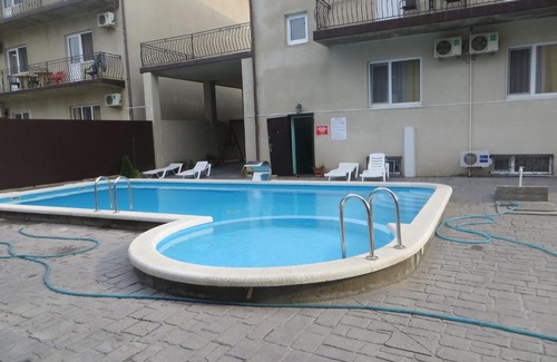 Vityazevo House | Cozy Guest House "Александра плюс" with Pool & Kitchen