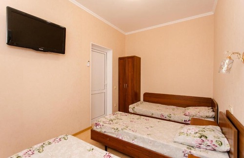 Vityazevo House | Cozy Guest House "Александра плюс" with Pool & Kitchen