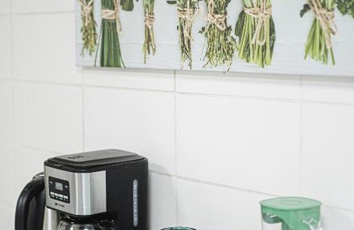 Emel'Yanovo Hotel | Budget-Friendly Stay at Гостевой дом Зеленый - Rated 8/10