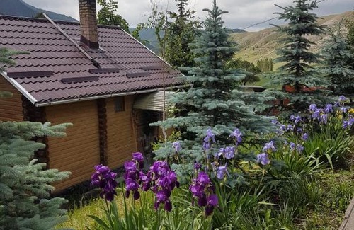 Kegeti House | Cozy Коль-тор Guest House: Pet-Friendly with Breakfast & Hot Tub