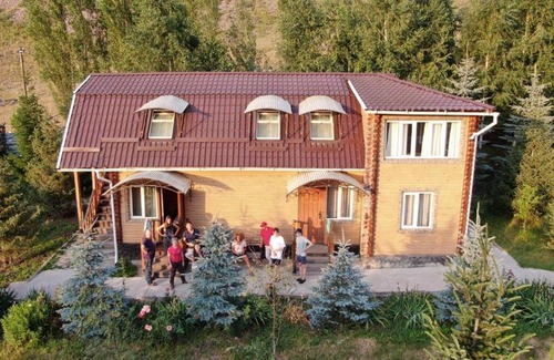 Kegeti House | Cozy Коль-тор Guest House: Pet-Friendly with Breakfast & Hot Tub