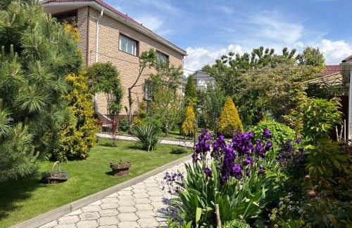 Cholpon-Ata House | Guest House Labyrinth: Pool, Hot Tub & Perfect 10/10 Rating