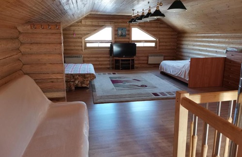 Sviritskoe Apartment | Cozy Guest House with Hot Tub and Kitchen Amenities