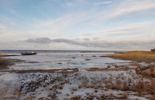 Sviritskoe Apartment | Cozy Guest House with Hot Tub and Kitchen Amenities