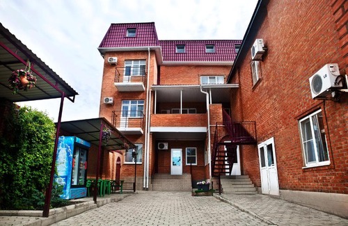 Taganrog House | Inviting Guest House "Центральный" with Oceanfront Pool