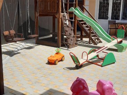 Vityazevo House | Inviting Гостевой дом Янтарный: Top-Rated with Pool & Kitchen