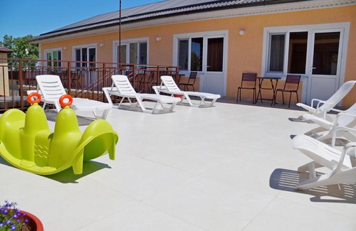 Vityazevo House | Inviting Гостевой дом Янтарный: Top-Rated with Pool & Kitchen