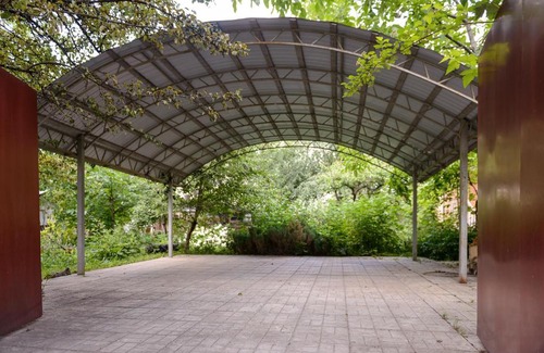 Kharkiv Apartment | Cozy Guesthouse Lorien: Pet-Friendly & Breakfast Included