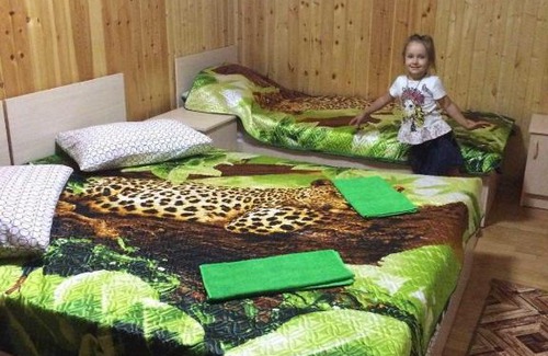 Za Rodinu House | Cozy Гостивые домики: Pet-Friendly Retreat with Kitchen
