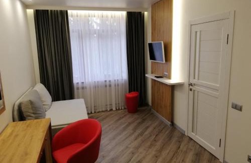 Vinnytsia Oblast Hotel | Guest Rated Hotel Dvir: Family-Friendly with Dining Options