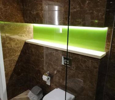 Vinnytsia Oblast Hotel | Guest Rated Hotel Dvir: Family-Friendly with Dining Options