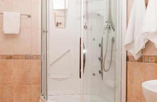 Verkhnyaya Pyshma Hotel | Pet-Friendly Гостиный Двор with Exceptional 9/10 Rating