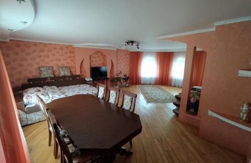 Izki House | Guest House with Kitchen, Hot Tub & Top 9.4 Review Score