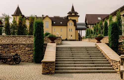 Pochaiv House | Enjoy a Relaxing Stay at Прованс парк Hotel & Restaurant