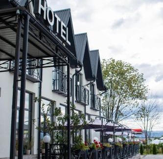 Nyzhnje Selyshche Hotel | Pet-Friendly Family Hotel & Restaurant with Great Amenities