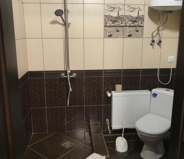 Khmelnitskiy House | Pet-Friendly Hotel МАЙОВИТ with Great Amenities, Rated 8.1
