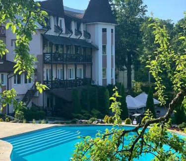 Shaian Hotel | Discover Готель Мараморош: Oceanfront Bliss Awaits!