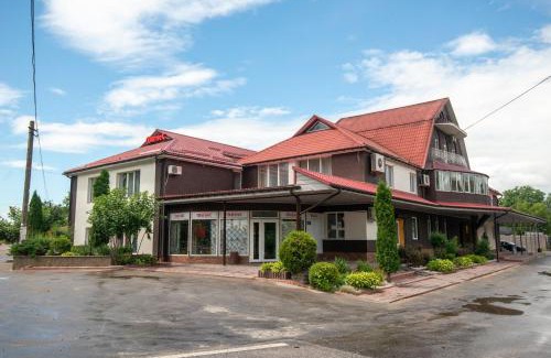 Vinnyts'ka oblast Hotel | Discover ГРК Вагнес: Pet-Friendly Stay with Pool & Hot Tub